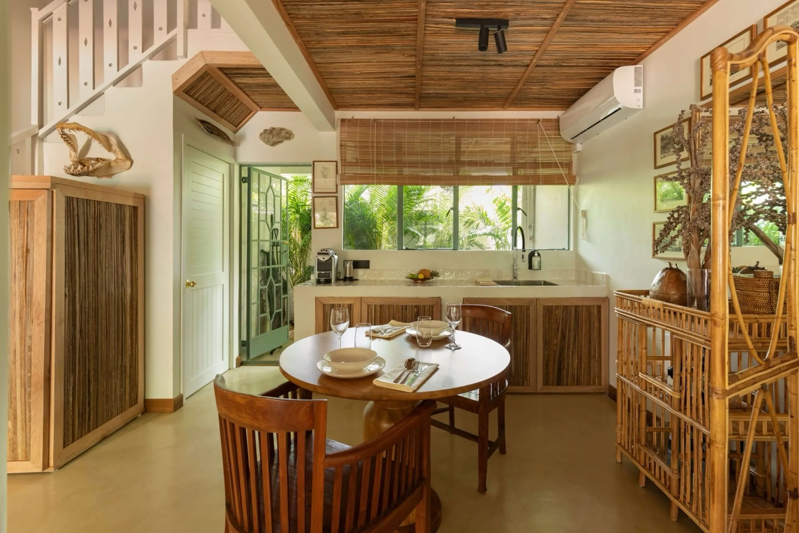 A relaxed dining area with all essentials for everyday dining